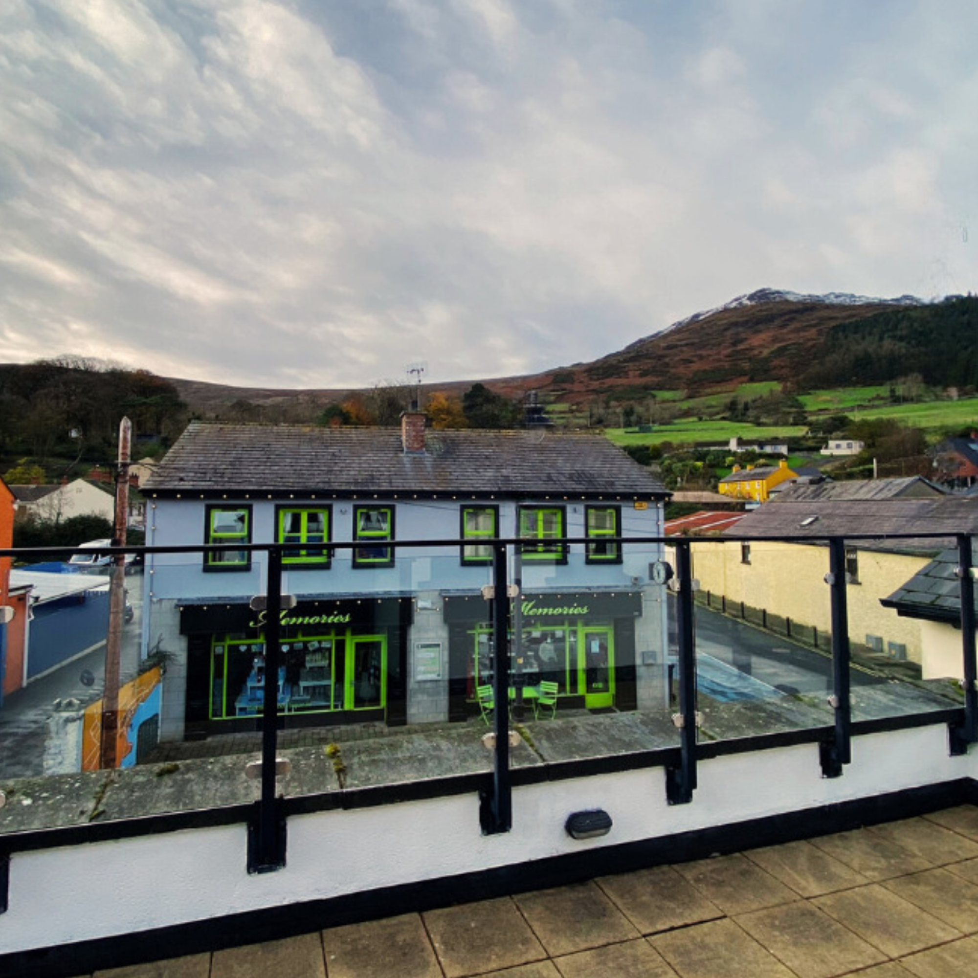 Group-friendly shared hostel room in Carlingford